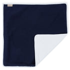 Die KraftKids Wickelunterlage Musselin dunkelblau hat eine marineblaue Oberseite, eine weiße Unterseite und weiß eingefasste Ränder mit einem hellbraunen Etikett in der Ecke. Gefaltet, um beide Farben zu enthüllen, ist es eine ideale wasserundurchlässige Unterlage.