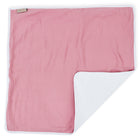 Die KraftKids Wickelunterlage Musselin rosa ist eine rosafarbene Musselin-Wickelunterlage mit weißem Innenfutter, die wie eine kuschelige Decke flach ausgelegt ist und bei der eine Ecke umgeschlagen wird, so dass die kontrastierende Innenseite sichtbar wird.