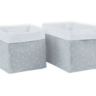 Zwei rechteckige hellgraue Körbchen Musselin grau Pusteblumen von KraftKids mit weißem Innenfutter und dezenten Mustern, ideal für Wickeltisch Aufbewahrung. Das kleinere Körbchen wird vor dem größeren platziert, beide vor einem weißen Hintergrund.