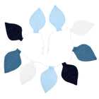 Die KraftKids Wimpelkette Musselin blau dunkelblau weiß ist eine kreisförmige Girlande aus Stoffblättern in blau, marineblau und weiß auf einer weißen Schnur - jedes Blatt mit aufgestickten Adern oder Punkten - ideal als charmante Dekoration für jeden Kindergeburtstag.