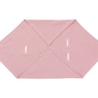 Die KraftKids Babydecke für Babyschale Sommer Musselin rosa ist eine weiche, rosafarbene, rautenförmige Babydecke mit vier vertikalen Schlitzen und zwei nach innen gefalteten Ecken, die flach auf einem weißen Hintergrund abgebildet ist.