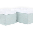 Zwei grüne Körbchen Musselin mit goldenen Punkten von KraftKids stehen nebeneinander vor weißem Hintergrund - perfekt zur stilvollen Aufbewahrung.