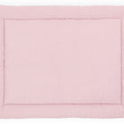 Die weiche, rechteckige KraftKids Krabbeldecke Musselin goldene Punkte auf Rosa mit Polyestervlies-Füllung ist mit einem erhabenen Rand und dezenten goldenen Punkten versehen, die von oben auf weißem Hintergrund zu sehen sind.