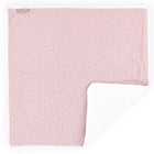 Die KraftKids Wickelunterlage Musselin goldene Punkte auf Rosa ist eine quadratische, blassrosa Babydecke mit goldenen Punkten und weißem Rand - weich, mit weißer Unterseite, ideal als kuschelige Wickelunterlage oder Reisewickelunterlage für unterwegs.
