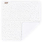 Die KraftKids Wickelunterlage Musselin goldene Punkte auf Weiß hat ein weißes, quadratisches Design mit zarten goldenen Punkten und einem kleinen braunen Etikett. Eine umgeklappte Ecke offenbart ihre weiche, saugfähige Unterseite - perfekt als praktische, wasserundurchlässige Unterlage.