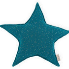 Das KraftKids Sternkissen Musselin in Petrol mit goldenen Punkten ist ein sternförmiges Kissen, das jedem Kinderzimmer einen zauberhaften Touch verleiht.