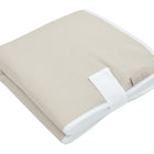 Die KraftKids Reisewickelunterlage Leinen Natur Braun, eine platzsparende Wickelunterlage in Beige mit weißem Rand und Stoffetikett, eignet sich ideal als Wickelauflage für unterwegs und ist auf weißem Hintergrund abgebildet.