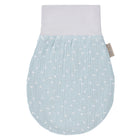 Der KraftKids Strampelsack Herbst Winter Musselin mint Pusteblumen besteht aus einem hellblauen Wickel mit weißem Band, kleinen weißen Pusteblumenmustern und einem seitlichen Stoffanhänger - perfekt für kuscheligen Komfort im Herbst und Winter. Auf weißem Hintergrund abgebildet.