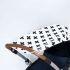 Der KraftKids Sonnensegel schwarze Pluszeichen ist ein navyfarbenes Kinderwagenverdeck mit schwarzen Pluszeichen, einem braunen Griff und aus 100 % Baumwolle für weichen Tragekomfort - entwickelt, um Ihrem Kind optimalen Sonnenschutz zu bieten.