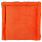 Das rechteckige, orangefarbene Cord-Kissen von KraftKids, die "Wickelauflage Cord Breitcord Orange Reinorange", verfügt über gepolsterte, erhöhte Ränder und eine flache Mitte - ideal als stylisches Wickelauflage-Kissen. Von oben auf Weiß fotografiert.