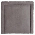 Die KraftKids Wickelauflage Cord Breitcord Grau ist eine rechteckige, graue Wickelauflage mit erhöhten Rändern und einer weichen, strukturierten Oberfläche - perfekt für kuscheligen Komfort neben Ihrem Wickelplatz.