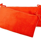 Zwei orangefarbene Bettumrandung Nestchen Cord Breitcord Kissen von KraftKids aus weicher Baumwolle in Reinorange sind leicht schief vor einem weißen Hintergrund gestapelt.