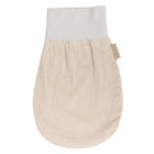 Ein beigefarbener, ovaler Babyhandschuh mit dezenten Streifen und weißem Bündchen, der mit einem seitlichen Stoffanhänger versehen ist - perfekt zur Kombination mit dem KraftKids Strampelsack Frühling Sommer Cord Breitcord Beige Taupe.