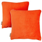 Zwei leuchtend orangefarbene KraftKids Kissenbezüge Cord Breitcord Reinorange mit weicher gerippter Cordstruktur und einem kleinen Stoffanhänger, dargestellt auf weißem Hintergrund - ideal, um Ihrer Bettwäschekollektion Komfort und Stil zu verleihen.