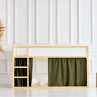 Minimalistisches Kinderzimmer mit einem IKEA Kura Hochbett, KraftKids Hochbettvorhänge Set 2+1 Doppelkrepp in Herbstgrün, Leiter, zwei runden weißen Kissen darunter, einer gewebten Vase mit Pampasgras und zwei Holzhockern vor einer weiß getäfelten Wand.