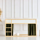 In einem minimalistischen Kinderzimmer steht ein IKEA Kura Hochbett mit KraftKids Hochbettvorhänge Set 2+1 Doppelkrepp in Herbstgrün. Weiß getäfelte Wände, eine Weidenvase mit Pampasgras und zwei Holzhocker vervollständigen den gemütlichen Raum.