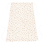 Die KraftKids Sonnensegel Musselin Zweige braun Schürze hat einen beigen Stoff mit einem zarten braunen Blattmuster und langen weißen Taillen- und Nackenbändern, inspiriert vom sanften Stil der Baumwolle Sonnensegel.