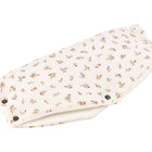 Der KraftKids Kinderwagenmuff Musselin Zweige braun ist ein wiederverwendbarer, cremefarbener Baumwollsack mit braunem Zweigmuster und schwarzen Druckknöpfen - ideal, um den Kinderwagenmuff warm und gemütlich zu halten.