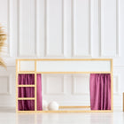 Ein minimalistisches Kinder-Hochbett aus Holz wird mit dem KraftKids Hochbettvorhänge Set 2+1 Musselin purpur für Kura Bett vor einer weiß getäfelten Wand in Szene gesetzt. In der Nähe stehen eine hohe geflochtene Vase mit Pampasgras und zwei Holzhocker auf einem weißen Boden.