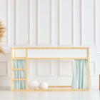 Ein minimalistisches Kinderbett mit KraftKids Hochbettvorhänge Set 2+1 Musselin mint Pusteblumen, kompatibel mit dem Kura Bett, steht in einem hellen weißen Raum mit getäfelten Wänden. In der Nähe befinden sich eine Weidenvase mit Pampasgras, zwei Holzhocker und zwei weiße Bälle unter dem Bett.